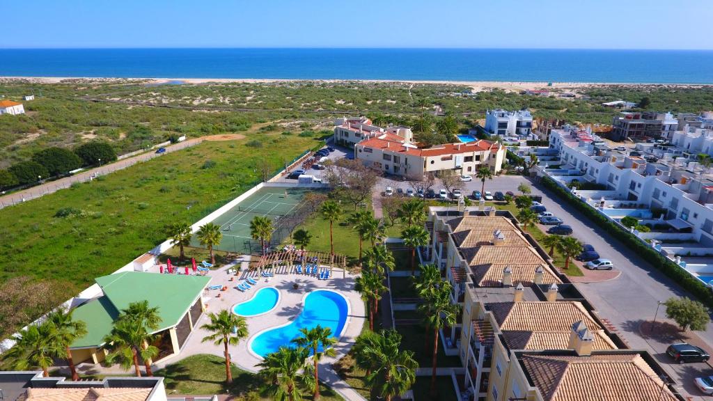 Bazén v ubytování Praia da Lota Resort – Beachfront Apartments nebo v jeho okolí