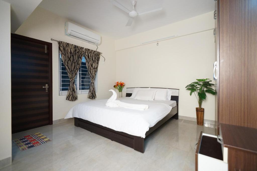 Giường trong phòng chung tại Krishna Vibe Service Apartment