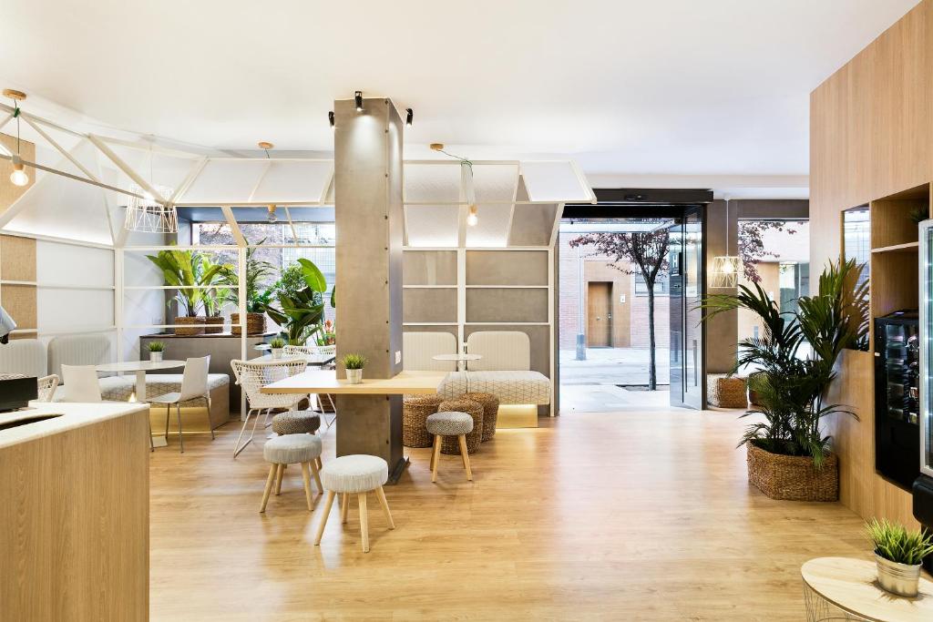 - une salle à manger avec une table et des chaises dans l'établissement Hotel Acta Laumon, à Barcelone