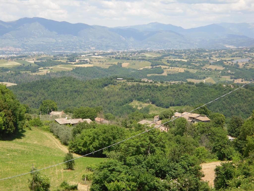 widok na dolinę z górami w oddali w obiekcie Montanari Agrivillage w mieście Narni