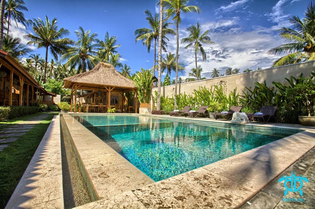 una piscina en el patio trasero de una villa en Benthos Bali Dive Resort, en Candidasa