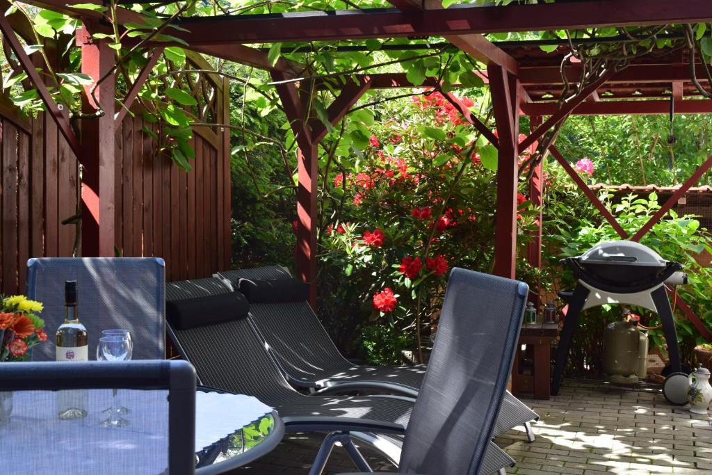 d'une terrasse avec une table et des chaises sous une pergola. dans l'établissement Nichtraucherferienwohnung-Neckarblick ZE-2022-74-WZ-118A, à Heidelberg