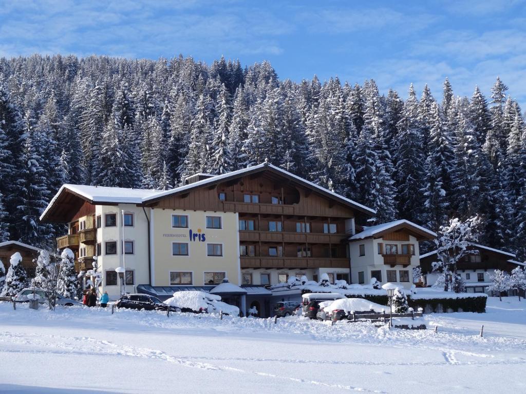 un lodge en la nieve con árboles nevados en Ferienhotel Iris, en Auffach