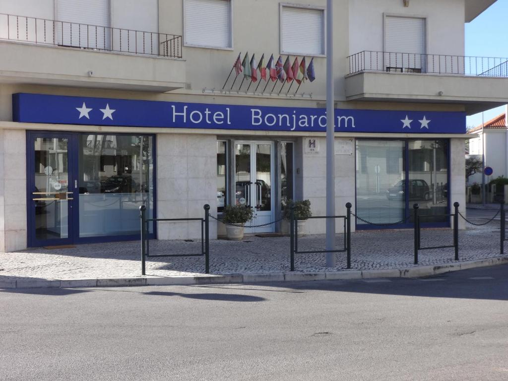 une auberge de bien-être située en face d'un bâtiment dans l'établissement Hotel Bonjardim, à Tomar