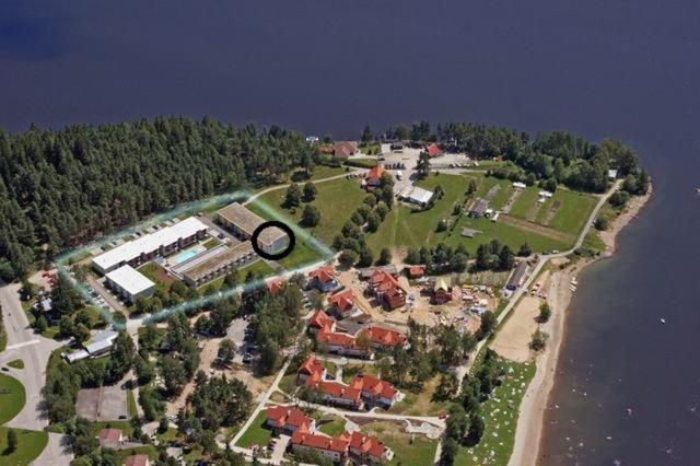 eine Luftansicht einer kleinen Insel im Wasser in der Unterkunft Apartmán Lipno A12 in Lipno nad Vltavou