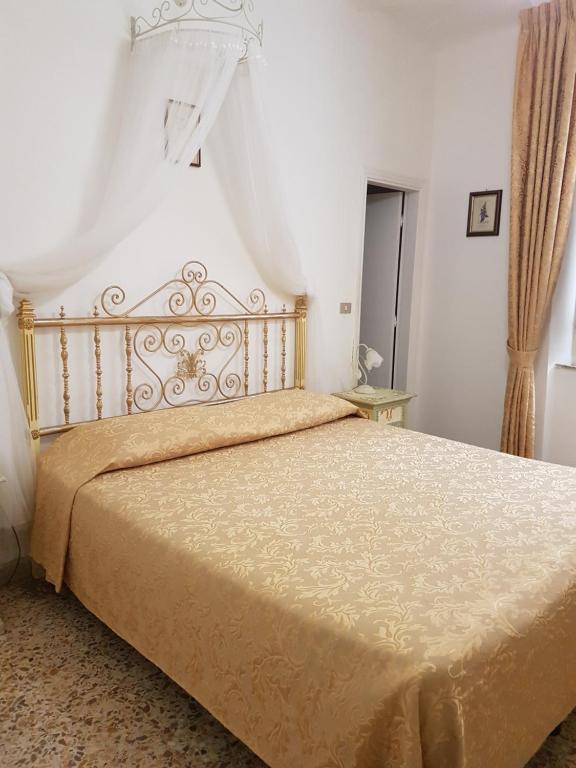 Una cama o camas en una habitación de Albergo Tre Donzelle