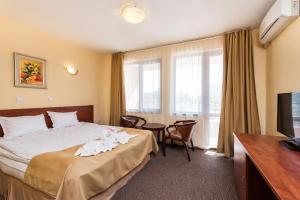 A bed or beds in a room at Avenue Hotel