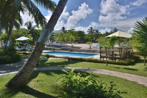 Piscina de la sau aproape de Ylang hôtel