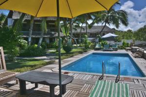 Piscina de la sau aproape de Ylang hôtel