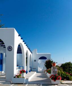 un edificio blanco con flores en su interior en Bungalows Marina, en Naousa