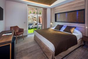 Un pat sau paturi într-o cameră la Hotel GHT Neptuno-Tossa & Venus SPA