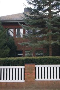 a white fence in front of a brick house at "Am Griebnitzsee" 14482 Potsdam-Babelsberg in Potsdam