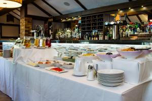 una línea de buffet con tazones y platos de comida en The Legacy Rose & Crown Hotel, en Salisbury