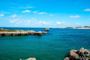 - une vue sur l'océan avec des rochers dans l'eau dans l'établissement Playa De Arnadal Isla, à Isla