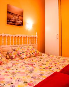 - une chambre dotée d'un lit avec un couvre-lit floral dans l'établissement Playa De Arnadal Isla, à Isla