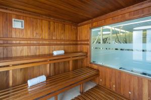 una sauna con pareti in legno e una finestra di Hotel Embassy Park a Bogotá