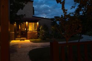 a house at night with the lights on w obiekcie MUSES Hammamet w Hammamet