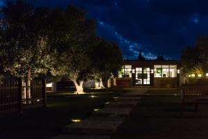 a building at night with lights in front of it w obiekcie MUSES Hammamet w Hammamet