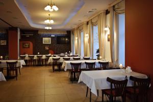 Hotel Carskie Koszary tesisinde bir restoran veya yemek mekanı