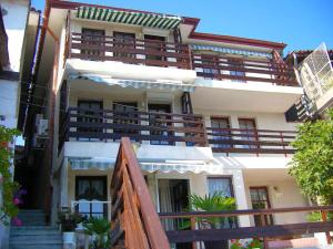 un bâtiment avec des balcons et des escaliers en face de celui-ci dans l'établissement Apartments Anita, à Nessebar