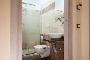 uma casa de banho com um WC e um lavatório em Trinity Luxury Rooms em Roma