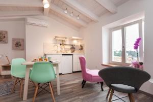 Una cocina o cocineta en Apartments and Rooms Hey Rovinj