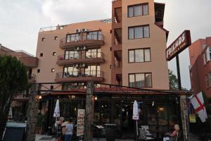 Friends Family Hotel في ساني بيتش: مبنى أمامه مطعم