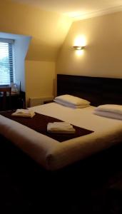 Tempat tidur dalam kamar di The Brent Hotel - London - Wembley