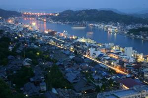 Onomichi View Hotel Seizan في أونوميتشي: اطلالة على المدينة ليلا