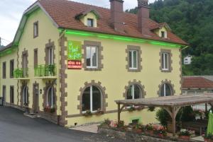 バッス・シュル・ル・リュプトにあるHotel Restaurant Du Haut Du Rocの黄色の建物