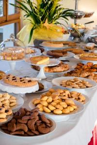 een tafel gevuld met borden eten en koekjes bij Hotel Mon Repos in Sirmione