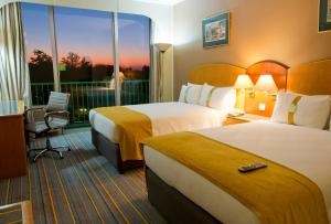 Tempat tidur dalam kamar di Holiday Inn - Bulawayo, an IHG Hotel