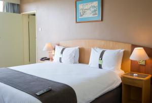 Tempat tidur dalam kamar di Holiday Inn - Bulawayo, an IHG Hotel