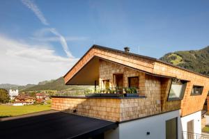 una casa con vista su un tetto di Das Heimsitz a Brixen im Thale