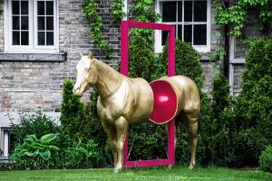 eine Statue eines Pferdes vor einem Gebäude in der Unterkunft C3- Hotel Art De Vivre in Québec