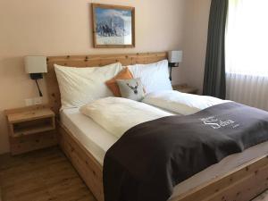 - une chambre avec un grand lit et 2 tables de chevet dans l'établissement Hotel Pizzeria Selva, à Zernez