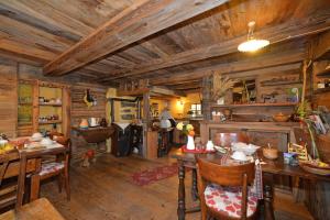 cocina con suelo de madera, mesa y sillas en B&B Il Torchio, en Saint Vincent