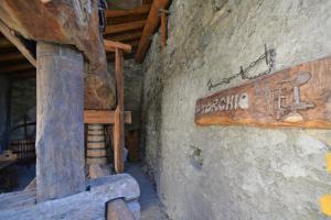 una habitación con un cartel de madera en un lateral de una pared en B&B Il Torchio, en Saint Vincent