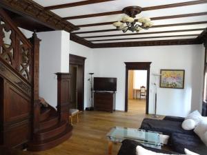 uma sala de estar com um sofá e um tecto em Villa Bellevue Dresden em Dresden