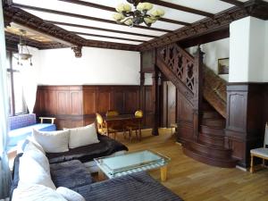 uma sala de estar com um sofá e uma mesa em Villa Bellevue Dresden em Dresden