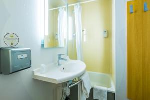 Un baño de B&B HOTEL Valence Nord