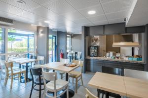 Una cocina o kitchenette en B&B HOTEL Valence Nord