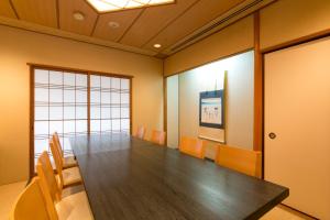 een vergaderzaal met een lange tafel en stoelen bij Shin Osaka Washington Hotel Plaza in Osaka