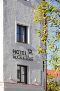 znak rockowy hotelller na boku budynku w obiekcie Hotel Blauer Bock w Monachium