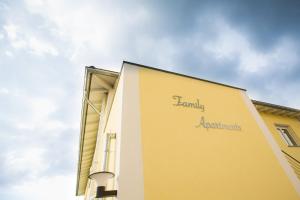 een gebouw met een bord aan de zijkant bij Family Apartments in Rust