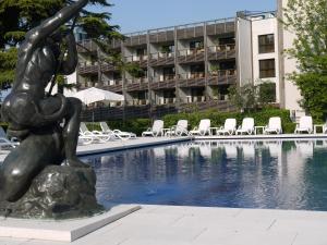 A piscina localizada em Hotel Acquaviva Del Garda ou nos arredores