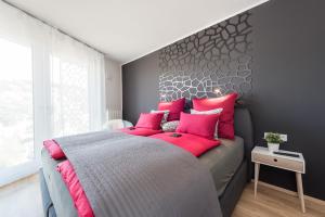 A bed or beds in a room at V7 Boutique Appartements