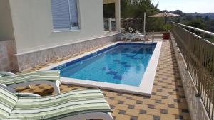 Luxury Villa Star Lights Trogir - heated pool, hot tub, gym, billiardの敷地内または近くにあるプール