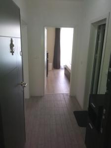 un couloir avec une porte et du carrelage dans l'établissement Apartments Hristovi, à Sandanski