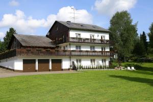 O grădină în afara Landhotel Garni Schweizerhaus